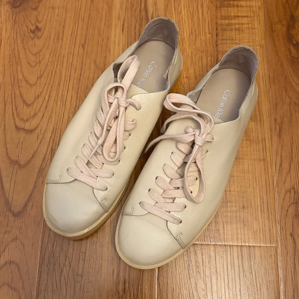 Calvin Klein Women's Classic Minimalist Casual Beige Leather Sneakers, size‎ 6